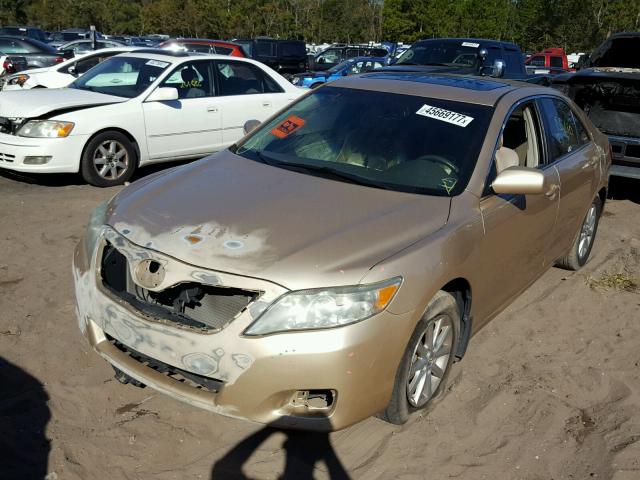 4T1BF3EK4AU052823 - 2010 TOYOTA CAMRY BASE GOLD photo 2