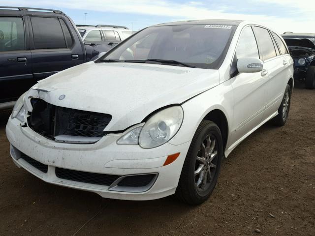 4JGCB65E56A031631 - 2006 MERCEDES-BENZ R 350 WHITE photo 2