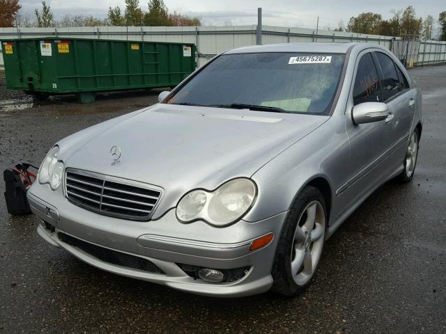 WDBRF40J15F605945 - 2005 MERCEDES-BENZ C GRAY photo 2