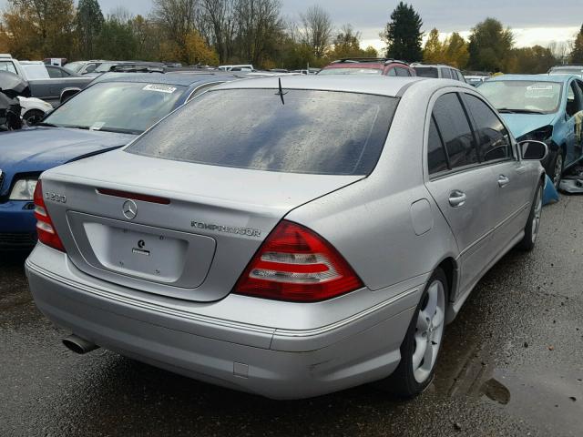 WDBRF40J15F605945 - 2005 MERCEDES-BENZ C GRAY photo 4