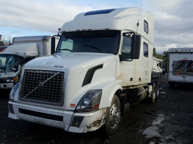 4V4NC9TH94N362473 - 2004 VOLVO VN VNL WHITE photo 2