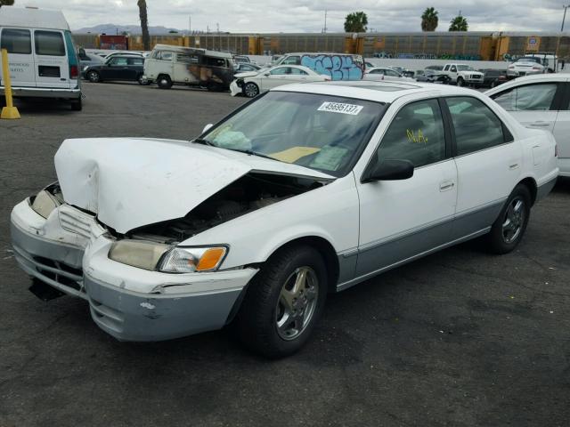 JT2BF28K2W0086115 - 1998 TOYOTA CAMRY LE WHITE photo 2