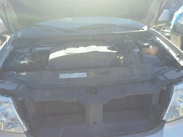 5LMFU27R04LJ36155 - 2004 LINCOLN NAVIGATOR SILVER photo 7