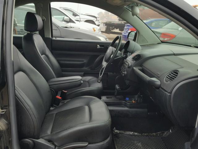 3VWPG3AG4AM018956 - 2010 VOLKSWAGEN NEW BEETLE შავი ფოტო 5