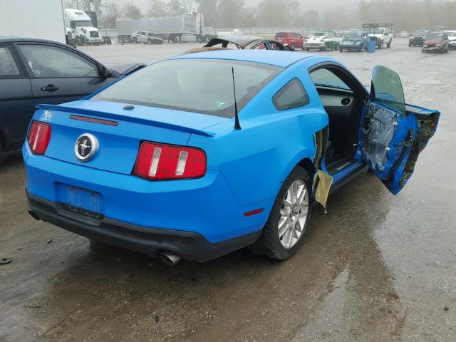 1ZVBP8AM7C5235780 - 2012 FORD MUSTANG BLUE photo 4