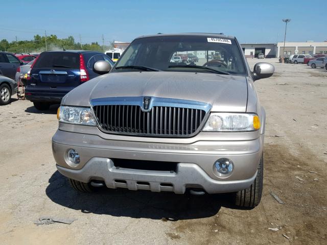 5LMFU28R82LJ12570 - 2002 LINCOLN NAVIGATOR 金色 照片 10