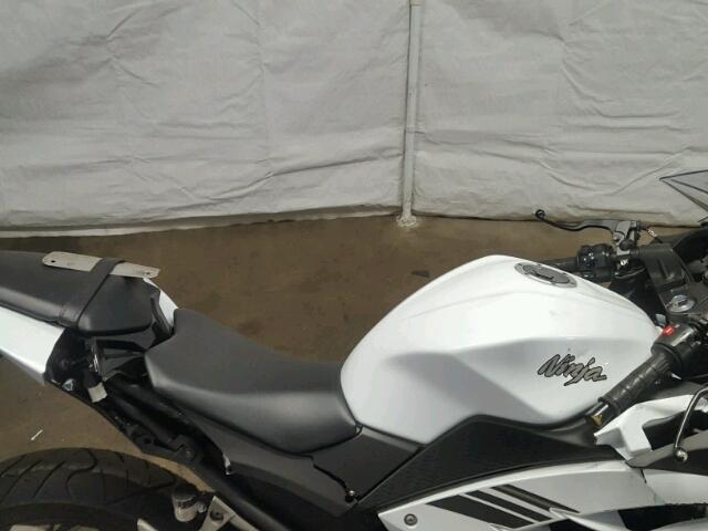 JKAEX8A15HDA30913 - 2017 KAWASAKI EX300 A WHITE photo 5