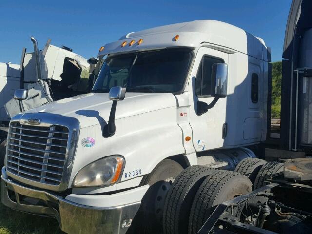 3AKJGLDV9FSGN7670 - 2015 FREIGHTLINER CASCADIA 1 WHITE photo 2