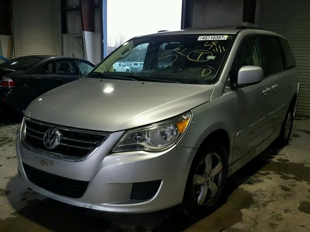 2V8HW34199R595203 - 2009 VOLKSWAGEN ROUTAN SE SILVER photo 2