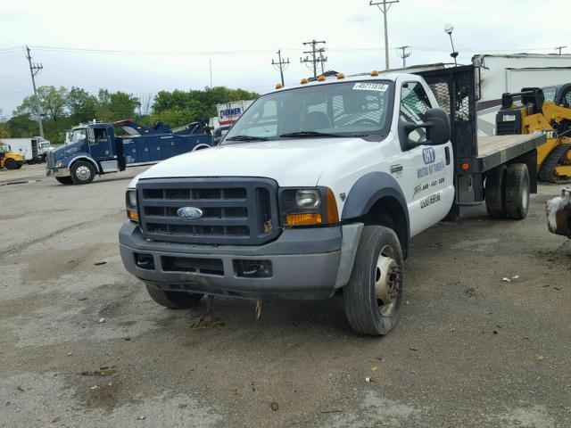 1FDXF46Y67EA25768 - 2007 FORD F450 SUPER WHITE photo 2