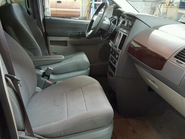 2A4RR4DE0AR166160 - 2010 CHRYSLER TOWN & COU BLACK photo 5