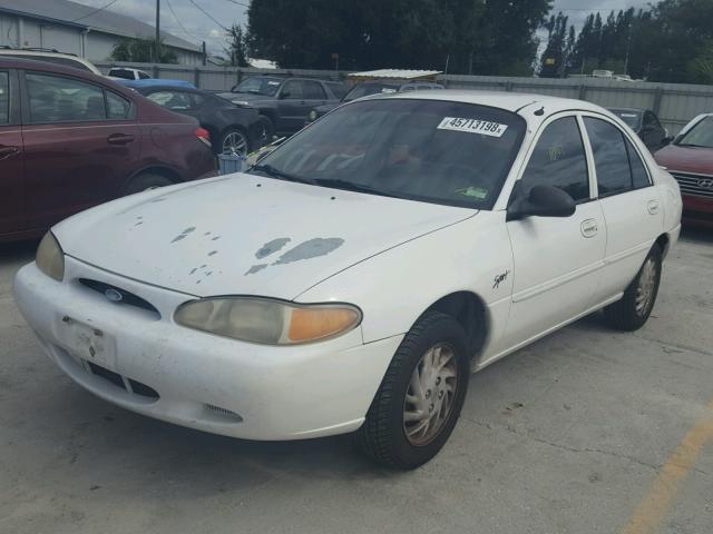 1FAFP13P7WW233888 - 1998 FORD ESCORT SE WHITE photo 2