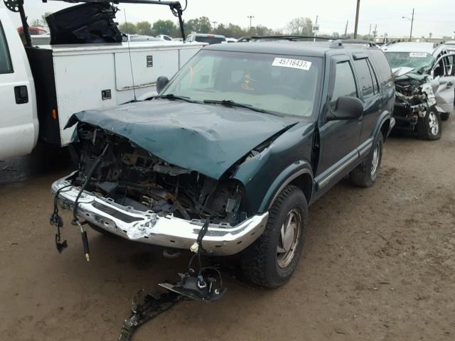 1GNDT13W3W2218128 - 1998 CHEVROLET BLAZER GREEN photo 2