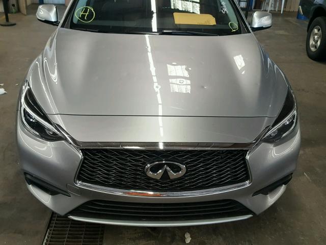 SJKCH5CP7JA058630 - 2018 INFINITI QX30 BASE SILVER photo 9