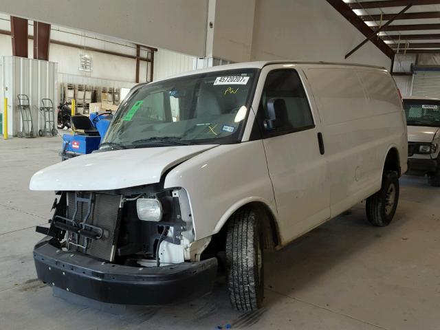 1GCWGFCF6F1202160 - 2015 CHEVROLET EXPRESS G2 WHITE photo 2