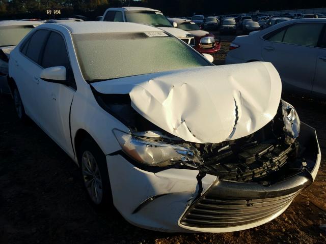 4T1BF1FK6FU031675 - 2015 TOYOTA CAMRY LE თეთრი ფოტო 1