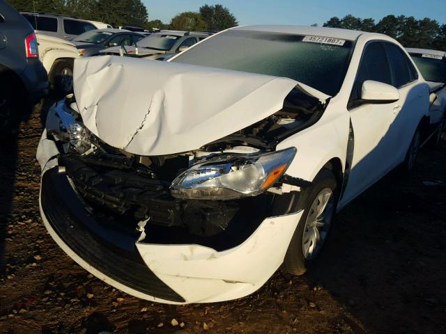 4T1BF1FK6FU031675 - 2015 TOYOTA CAMRY LE თეთრი ფოტო 2