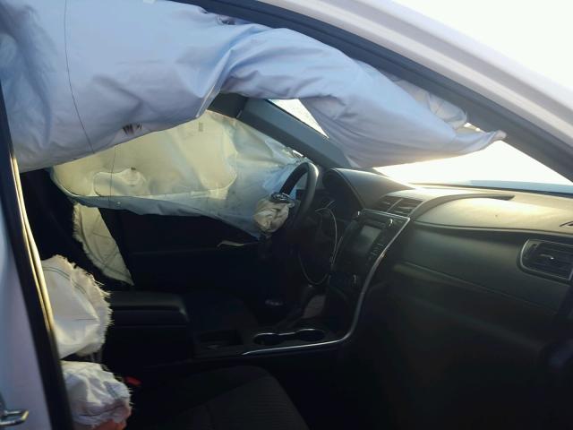 4T1BF1FK6FU031675 - 2015 TOYOTA CAMRY LE თეთრი ფოტო 5