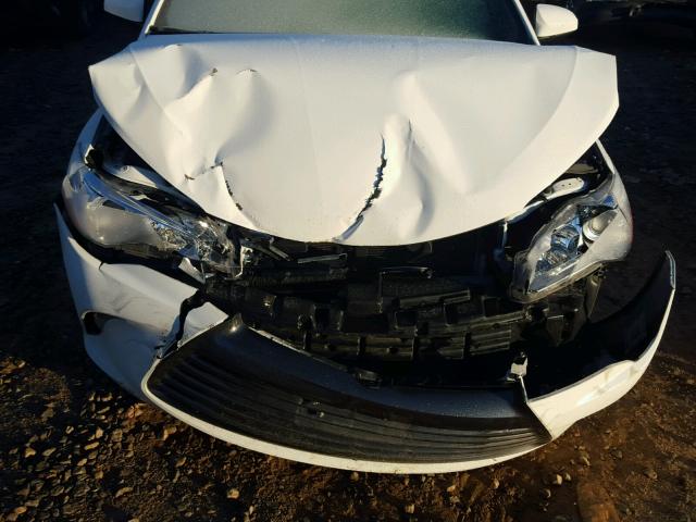 4T1BF1FK6FU031675 - 2015 TOYOTA CAMRY LE თეთრი ფოტო 9