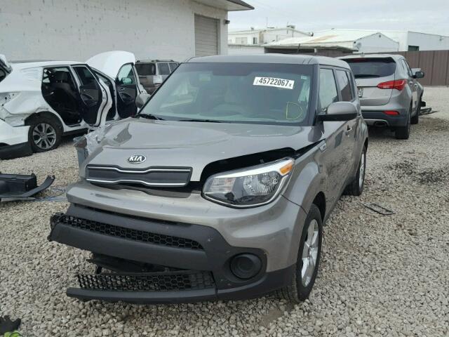 KNDJN2A26H7469825 - 2017 KIA SOUL GRAY photo 2