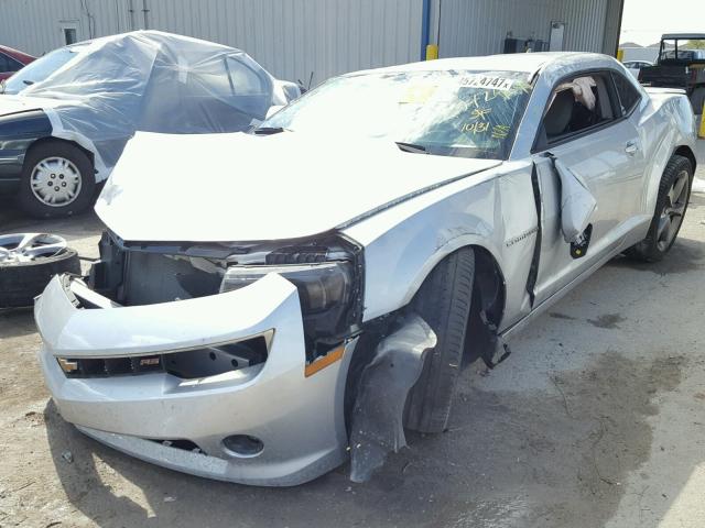 2G1FC1E34E9221696 - 2014 CHEVROLET CAMARO SILVER photo 2