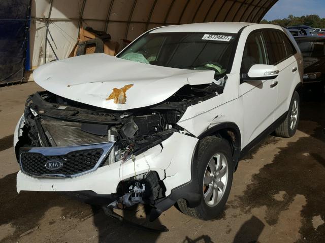 5XYKT3A10DG332433 - 2013 KIA SORENTO LX WHITE photo 2