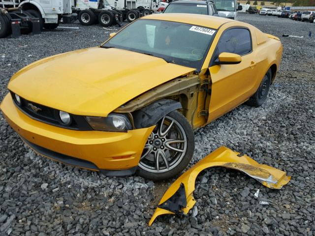 1ZVBP8CF6B5169090 - 2011 FORD MUSTANG GT YELLOW photo 2