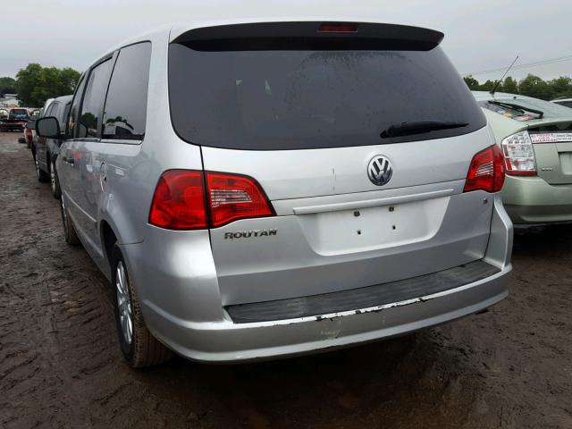 2V8HW44159R601388 - 2009 VOLKSWAGEN ROUTAN S SILVER photo 3