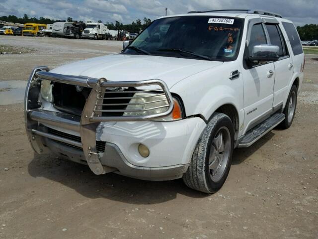 5LMFU27R73LJ13714 - 2003 LINCOLN NAVIGATOR Biały zdjęcie 2