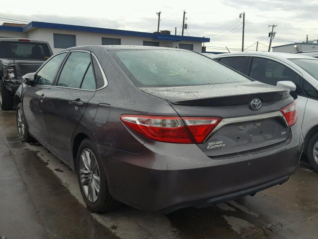 4T1BF1FK7FU095465 - 2015 TOYOTA CAMRY LE ნაცრისფერი ფოტო 3