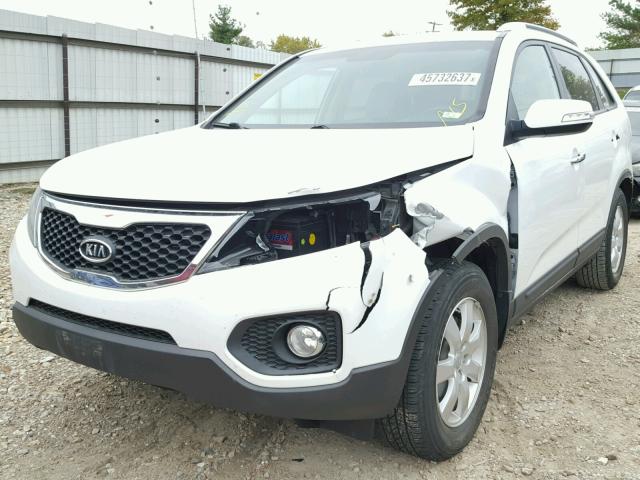 5XYKT4A61DG329686 - 2013 KIA SORENTO LX WHITE photo 2