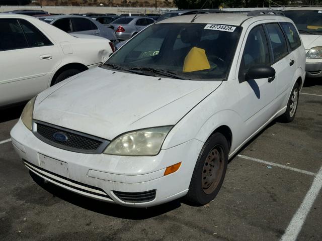 1FAFP36N45W314920 - 2005 FORD FOCUS ZXW WHITE photo 2