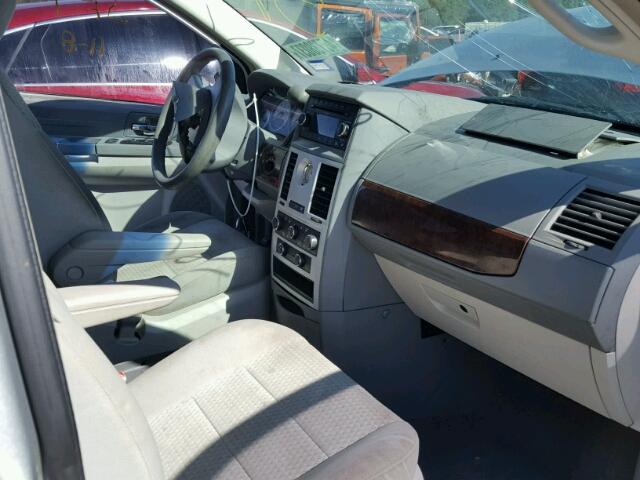 2A8HR44E89R652298 - 2009 CHRYSLER TOWN & COU SILVER photo 5