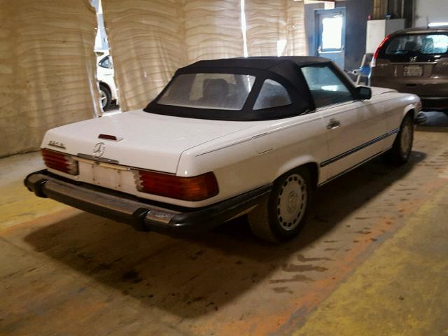 WDBBA48D8JA089556 - 1988 MERCEDES-BENZ 560 SL WHITE photo 4