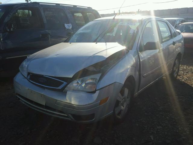 1FAFP34N26W122142 - 2006 FORD FOCUS ZX4 SILVER photo 2