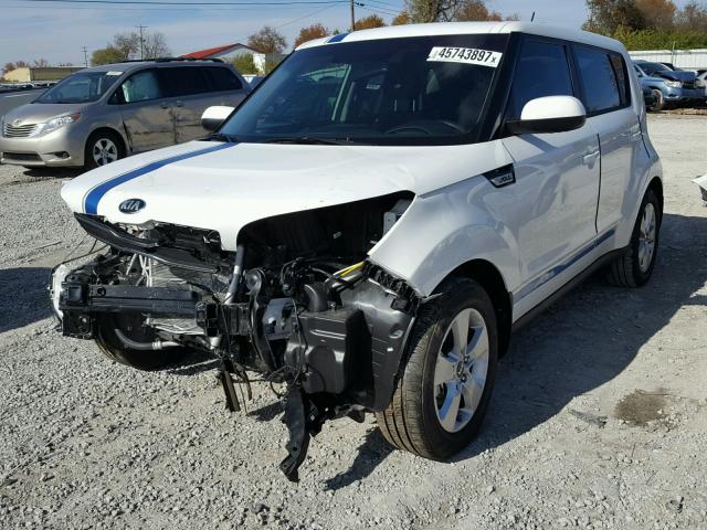 KNDJN2A22H7503386 - 2017 KIA SOUL WHITE photo 2