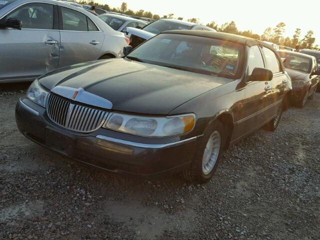 1LNHM81W61Y734746 - 2001 LINCOLN TOWN CAR E GREEN photo 2