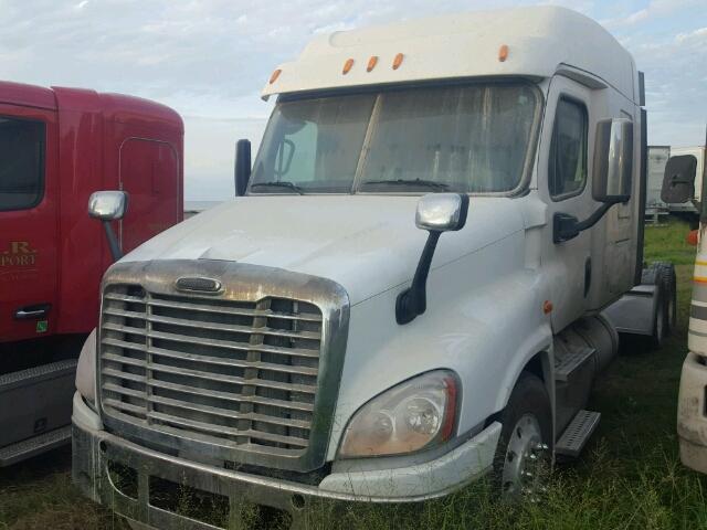3AKJGLDV0FSGH8953 - 2015 FREIGHTLINER CASCADIA 1 WHITE photo 2