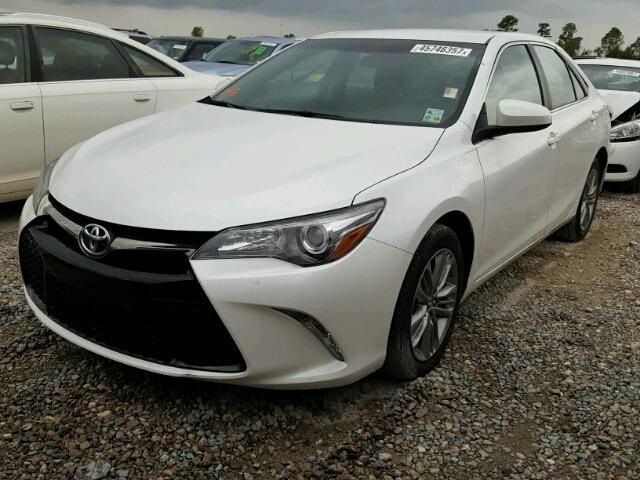 4T1BF1FK7GU555791 - 2016 TOYOTA CAMRY LE თეთრი ფოტო 2