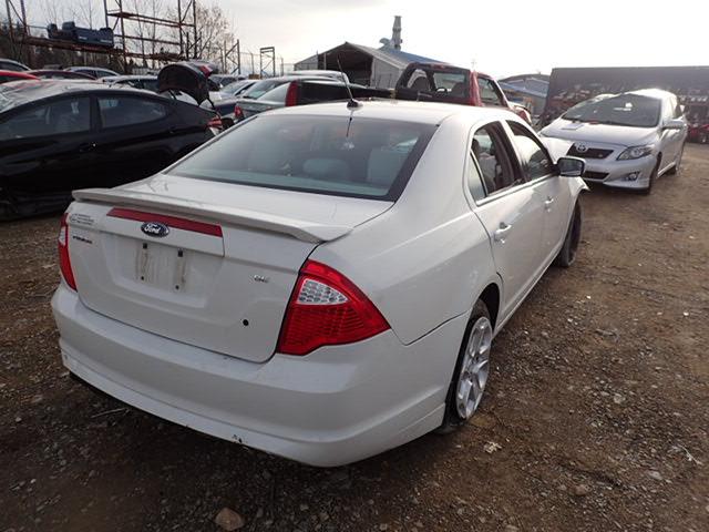 3FAHP0HA1BR193067 - 2011 FORD FUSION SE WHITE photo 4