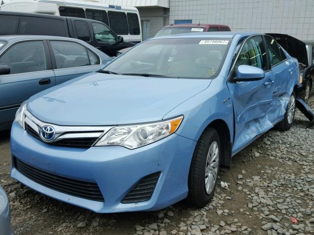 4T1BD1FK2DU085736 - 2013 TOYOTA CAMRY HYBR BLUE photo 2