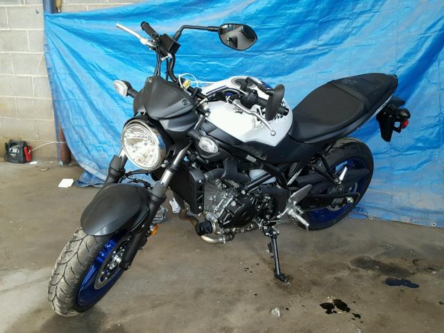 JS1VP55A2H2100773 - 2017 SUZUKI SFV650 WHITE photo 2