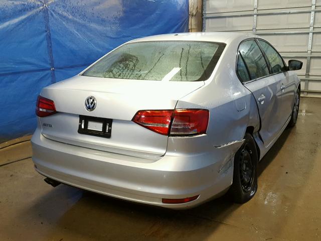 3VW2K7AJ5FM278317 - 2015 VOLKSWAGEN JETTA BASE Արծաթագույն լուսանկար 4