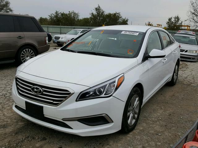 5NPE24AF8HH452089 - 2017 HYUNDAI SONATA SE WHITE photo 2