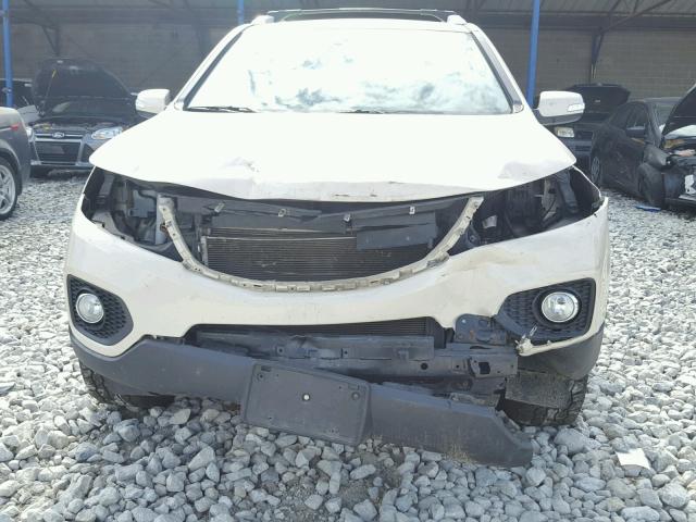 5XYKT4A62CG197004 - 2012 KIA SORENTO BA WHITE photo 9