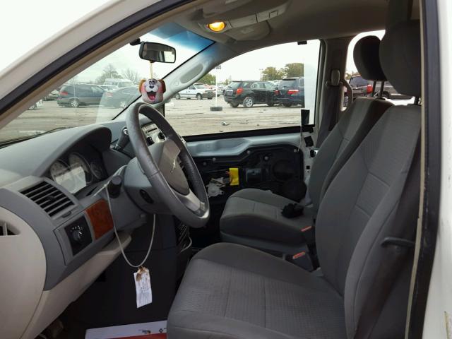 2A8HR44H58R793063 - 2008 CHRYSLER TOWN & COU WHITE photo 5