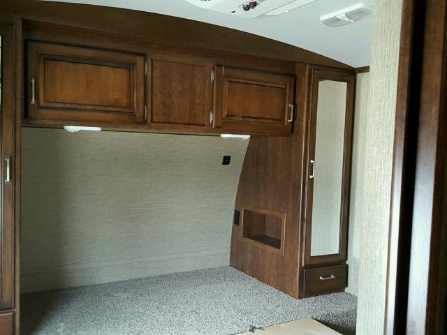 4YDT32520HB452165 - 2017 OUTB SUPERLITE TWO TONE photo 8