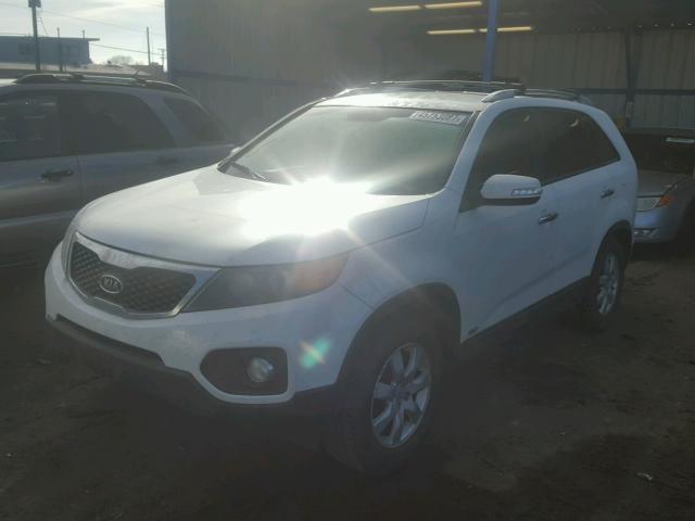 5XYKTDA21CG254273 - 2012 KIA SORENTO BA WHITE photo 2