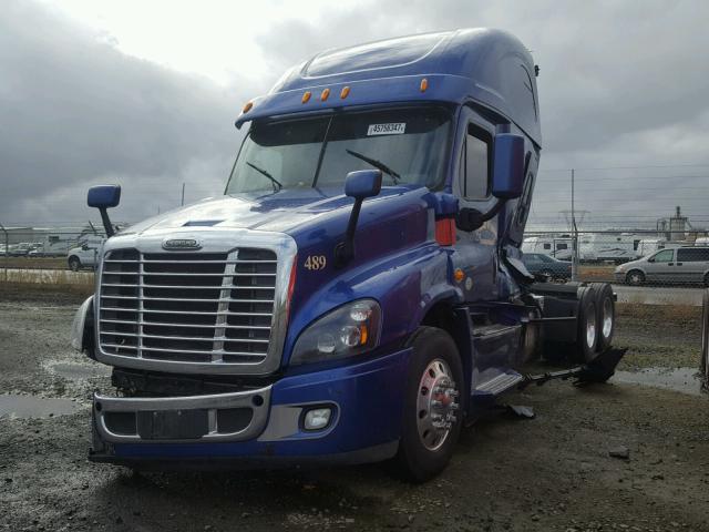 3AKJGLD56ESFY1694 - 2014 FREIGHTLINER CASCADIA 1 BLUE photo 2