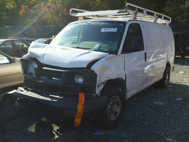 1GCGG25C581173799 - 2008 CHEVROLET EXPRESS G2 WHITE photo 2